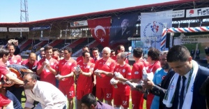 Suriye karmasıyla kardeşlik maçı: Bakan da forma giydi