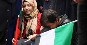 Suriyeli çocuğun gözyaşları vatandaşları da ağlattı