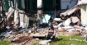 Teröristlerin bomba ile yıktığı evinin enkazında namaz kıldı