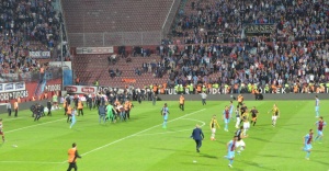 Trabzon’da saha karıştı: Maç tatil edildi!