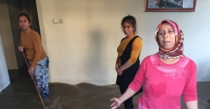 Adana’da ev ve iş yerlerini su bastı
