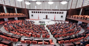 AK Partili vekillerden CHP’li Tezcan’a alkış