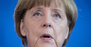 Almanlar Merkel’i sildi