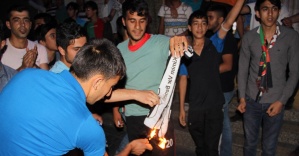 Diyarbakır&#039;da Beşiktaş taraftarına saldırı! Bayrak ve formalar yakıldı