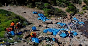 Göçmenlerden kalan çöpler temizleniyor