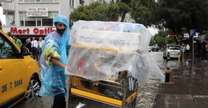 &#039;CHP&#039;nin İzmiri’nde yağmur hayatı felç etti, imdada bir çocuk yetişti!