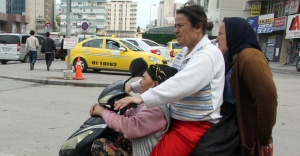 Kadınların motosikletle tehlikeli yolculuğu
