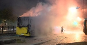 Korsan göstericiler belediye otobüsünü ateşe verdi