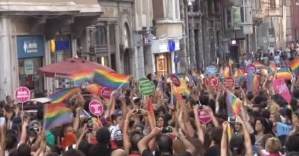 LGBT yürüyüşünde açılan o pankarta dava