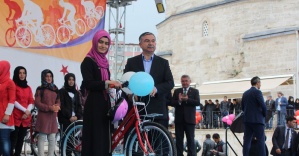 MEB Bakanı Yılmaz bisiklet dağıttı