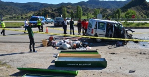 Otomobil yolcu otobüsüne çarptı: 3 ölü