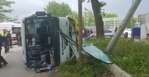 Şoförü kalp krizi geçiren otobüs devrildi: 1 ölü, 10 yaralı