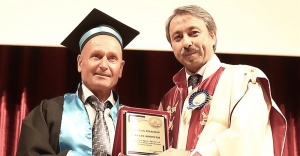 62 yaşında 3. üniversitesini bitirdi: Hem de birincilikle !