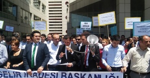 Gelir uzmanlarından İstanbul Vergi Dairesi önünde eylem