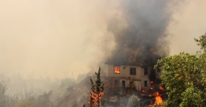Kumluca’daki orman yangını ev ve seralara sıçradı