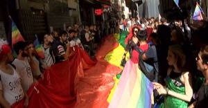LGBTİ gruba polis müdahalesi