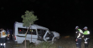 Minibüs aydınlanma direğine çarptı: 2 ölü