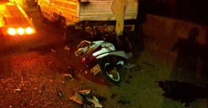Motosikletle park halindeki kamyona çarptılar: 2 ölü