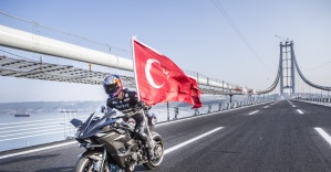 Milli motosikletçi Kenan Sofuoğlu, Osmangazi Köprüsü’nden 400 kilometre hızla geçti