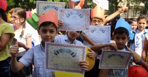 Suriyeli öğrencilerin karne sevinci