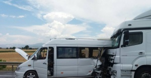 TIR minibüse çarptı: 2 ölü 6 yaralı