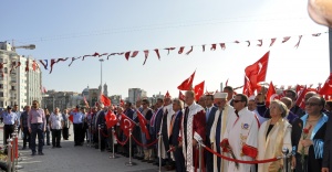 Darbe karşıtı akademisyenler Taksim Meydanındaydı