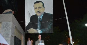 Erdoğan’ın posteri altında Gülen’in maketini idam ettiler