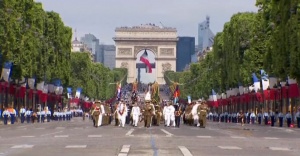 Fransızlar demokrasiye geçişi kutluyor!