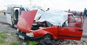 Minibüsle otomobil çarpıştı: 2 ölü, 3 yaralı