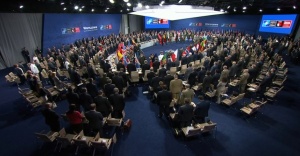 NATO Zirvesi saygı duruşuyla başladı