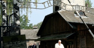 Papa Nazi kampını ziyaret etti