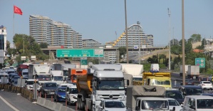 TEM’de 5 araç birbirine girdi, İstanbul trafiği felç oldu
