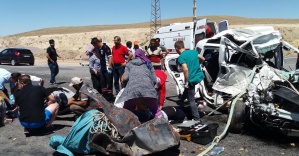 Ticari araç TIR’a çarptı: 4 ölü