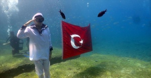 Deniz dibinde Türk bayrağı açtılar