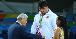 Türkiye'nin ikinci gümüş madalyası Rıza Kayaalp'ten
