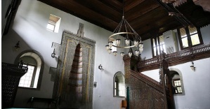 Karadeniz'in "kök boyalarla süslü" camileri