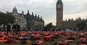 
İngiliz Parlamentosu önünde can yelekli protesto
