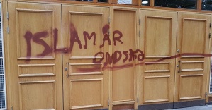 Stockholm'deki bir caminin kapısına "İslam kötülük dinidir" yazıldı