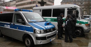 Almanya'da polis araçları ateşe verildi
