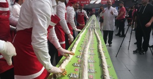 'Dünyanın en uzun çiğ köfte dürümü rekoru' kırıldı