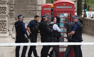 Bıçaklı şüpheli İngiltere'de polisi alarma geçirdi