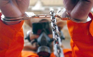 Guantanamo mahkumları hakkındaki iki suçlama düştü