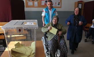 Hasta ve yaşlı vatandaşlar sağlık ekiplerinin yardımıyla sandığa gitti