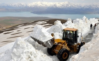 Nemrut Dağı eteğinde 5 metreye ulaşan karla mücadele