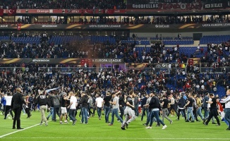 Olympique Lyon-Beşiktaş maçında taraftarlar sahaya girdi