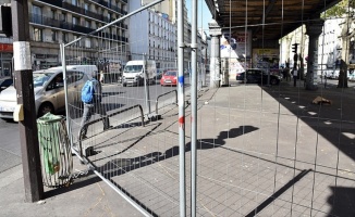 Paris'te sığınmacılara 'tel çit engeli'