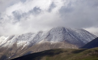 Ardahan'ın yüksek kesimlerine mayıs sonu kar yağdı
