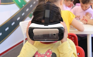 Çocuklara sanal gerçeklik gözlüğüyle trafik eğitimi