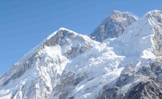 Everest rekor sayıda dağcı bekliyor