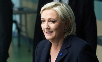 Le Pen partisine geri döndü